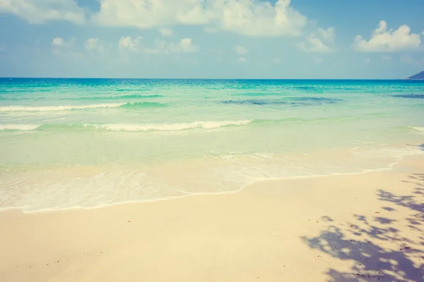 Hermosa playa tropical y el mar — Foto de Stock