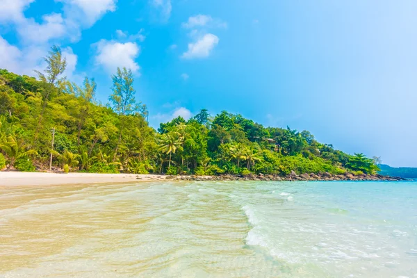 Hermoso océano tropical y playa de arena — Foto de Stock