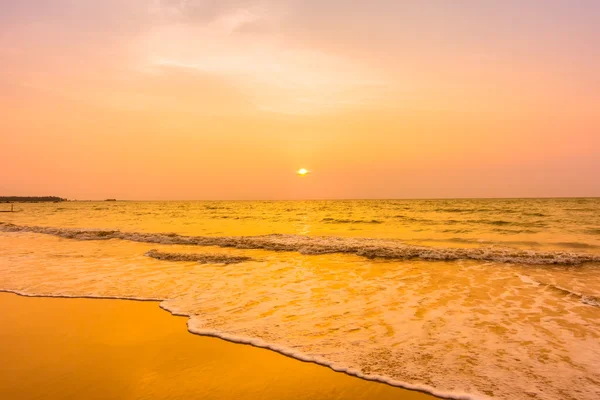 A tropical beach gyönyörű naplemente — Stock Fotó