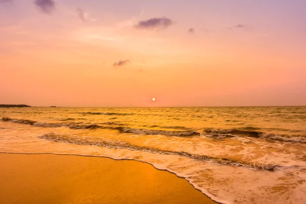 Belo pôr do sol na praia tropical — Fotografia de Stock