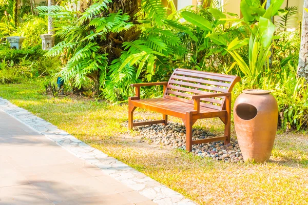 Leere Bank im Park — Stockfoto