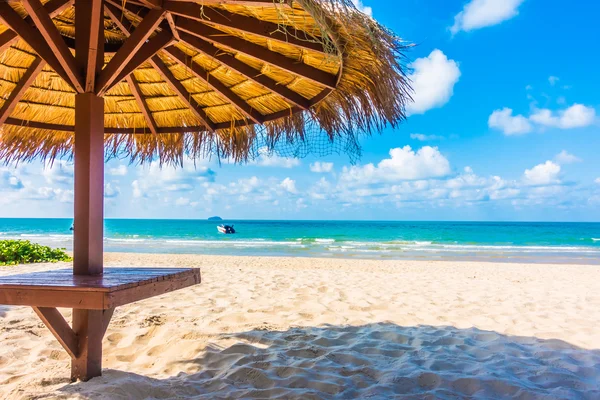 Güzel tropikal plaj ve deniz
