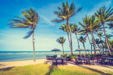 şemsiye ve güzel tropik sahil sandalye