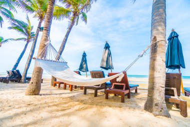 Tropik sahilde boş hamak