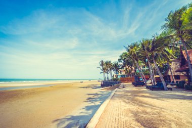 şemsiye ve güzel tropik sahil sandalye