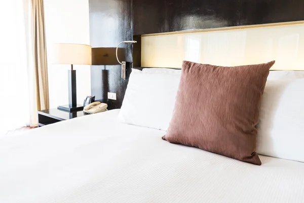 Красиві подушки комфорту на ліжку — стокове фото