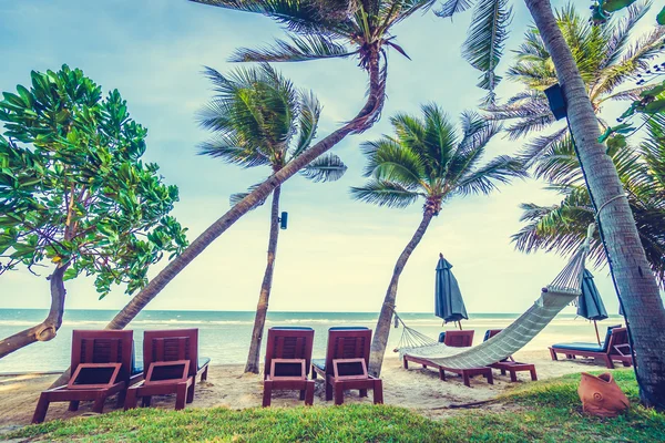Slunečníky a lehátka na krásné tropické pláži — Stock fotografie