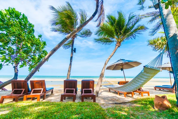 Beautiful tropical beach and sea — Stock Photo, Image