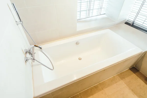 Fehér fürdőkád dekoráció — Stock Fotó