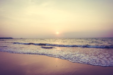 Sahilde güzel bir gün batımı