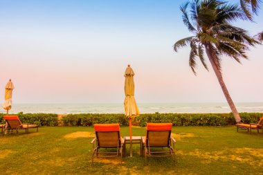 Boş şemsiye ve plaj sandalye