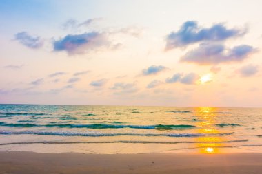 Sahilde deniz günbatımı