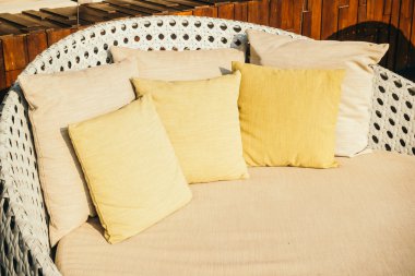 Kanepe üzerinde güzel yastık