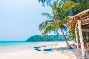 Güzel tropikal deniz ve kum plaj