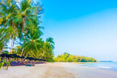 şemsiye ve güzel tropik sahil sandalye