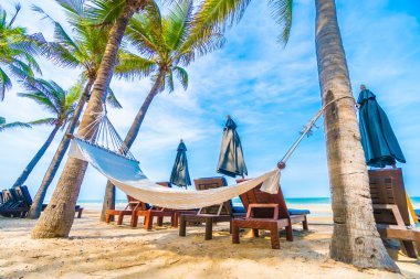 Tropik sahilde boş hamak