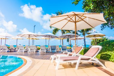 Güzel lüks şemsiyeleri ve sandalyeler