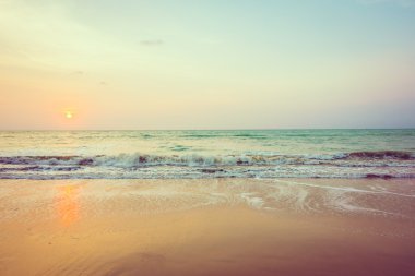 Sahilde güzel bir gün batımı