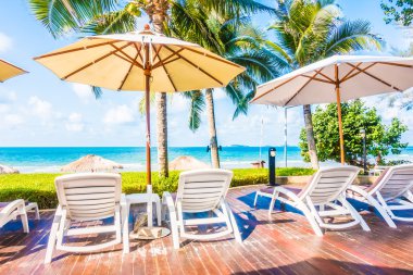 Güzel lüks şemsiyeleri ve sandalyeler