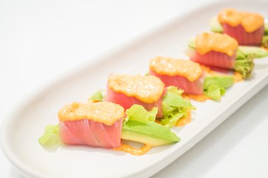 Ton balığı rulo ile avokado