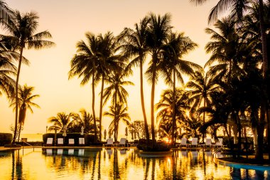 Güzel lüks açık şemsiye ve sandalyeler