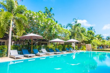 Güzel lüks şemsiyeleri ve sandalyeler