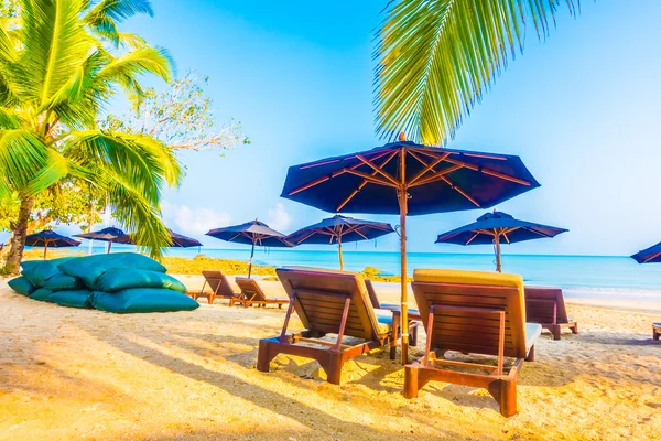 şemsiye ve güzel tropik sahil sandalye