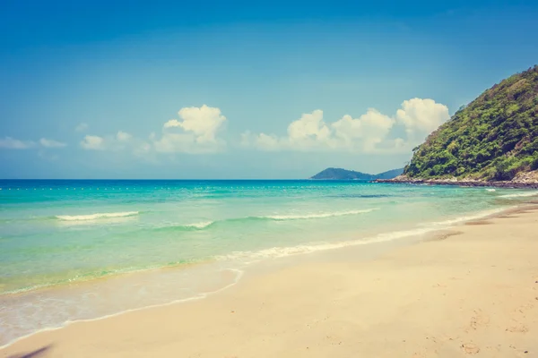 Hermosa playa tropical y el mar — Foto de Stock