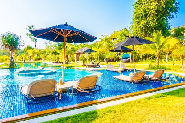 Piscina all'aperto di lusso — Foto Stock