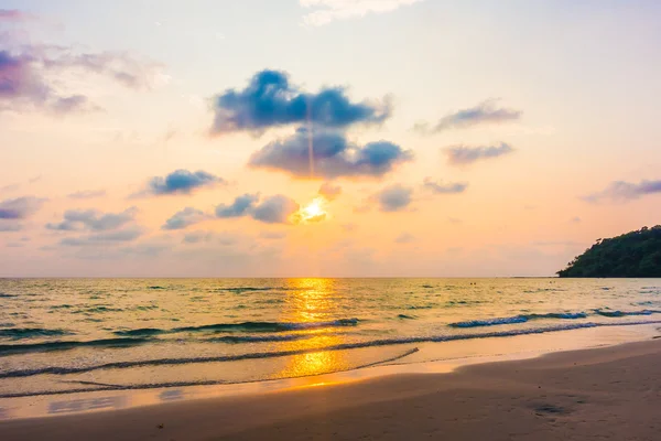 ビーチで海と夕日 — ストック写真