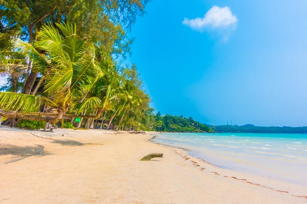 Hermoso océano tropical y playa de arena — Foto de Stock