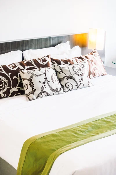 Yatakta güzel lüks yastıklar