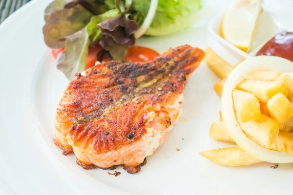 Somon steak beyaz plaka üzerinde