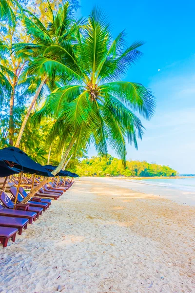 Ombrelloni e sedie sulla bellissima spiaggia tropicale — Foto Stock