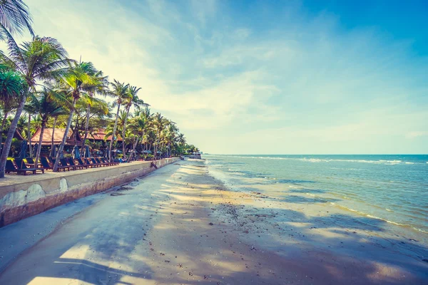 şemsiye ve güzel tropik sahil sandalye