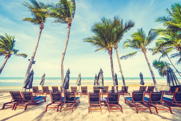 Sombrillas y sillas en la hermosa playa tropical — Foto de Stock