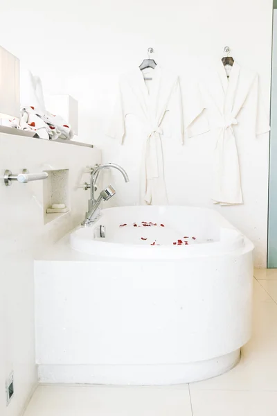 Schöne weiße Luxusbadewanne — Stockfoto