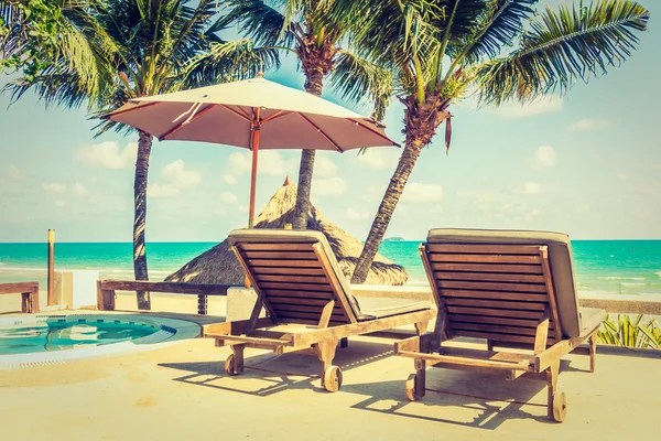 Güzel lüks şemsiyeleri ve sandalyeler