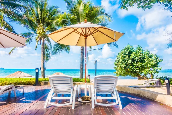 Güzel lüks şemsiyeleri ve sandalyeler