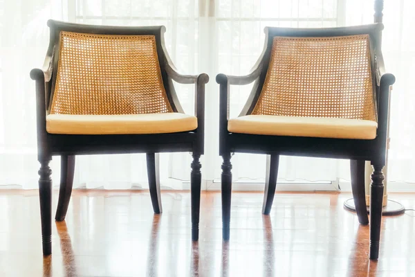 Пустой стол и стул — стоковое фото