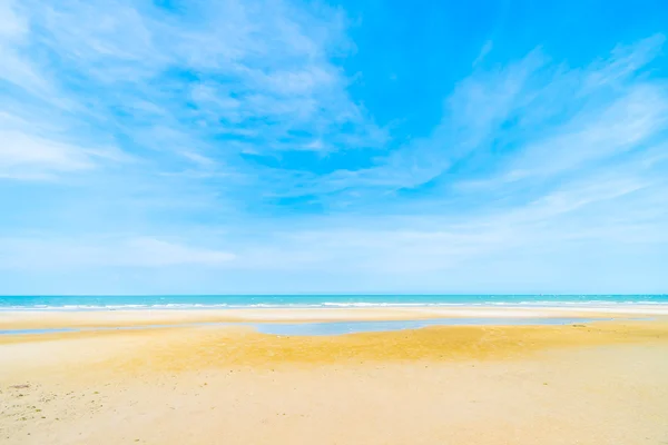 Belle plage tropicale et mer — Photo