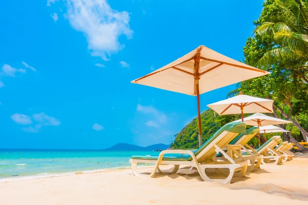 Beautiful tropical beach and sea landscape — Stock Photo, Image
