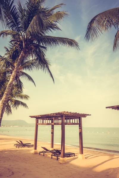 Красивый пляж и море с пальмой — стоковое фото