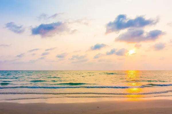 Sonnenuntergang mit Meer am Strand — Stockfoto