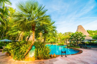 Otelde açık yüzme havuzu