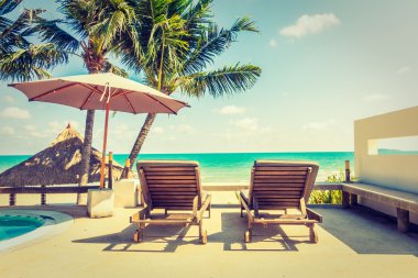 Güzel lüks şemsiyeleri ve sandalyeler