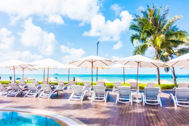 Güzel lüks şemsiyeleri ve sandalyeler