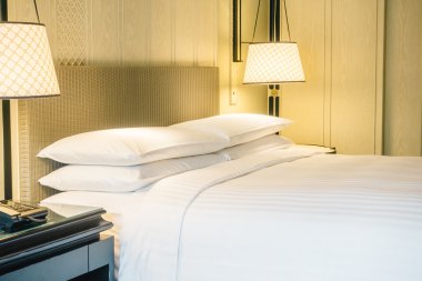 Yatakta güzel lüks beyaz yastıklar