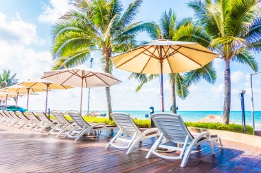 Güzel lüks şemsiyeleri ve sandalyeler