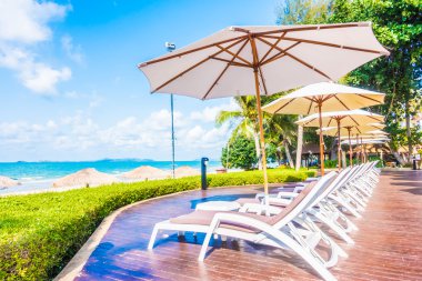 Güzel lüks şemsiyeleri ve sandalyeler